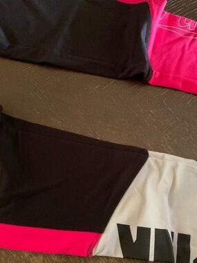 VICTORIA SECRET PINK YOGA LEGGINGS  SIZE  M .. NEW NO TAGS